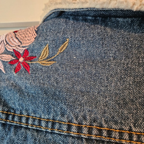 Love Tree Denim Medium Sherpa Lined Denim Jacket Embroidered Trucker Floral - Picture 9 of 15